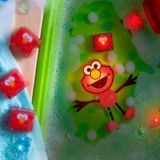 GLOPALS SET PERSONAJE Y 2 CUBOS LUZ ELMO